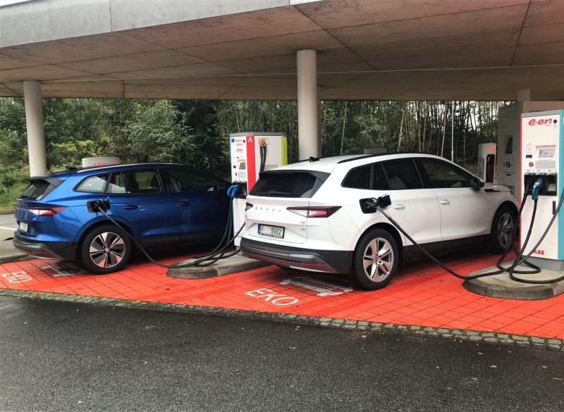 記事タイトルの表紙画像: Spotted Skoda Enyaq at a fast charger - and even two of them