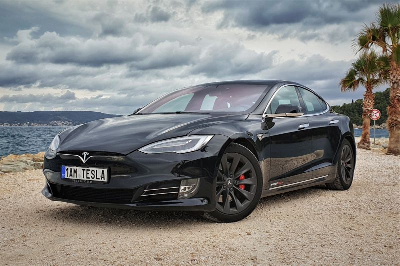 Tesla Model S Raven 2019 - titulní obrázek