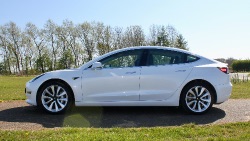 Tesla Model 3 - Bild 2 aus der Fotogalerie