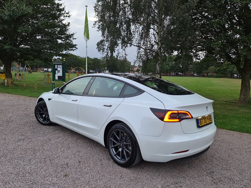 Titelbild des 9 Month Review of My Tesla Model 3 2021 and What Switching to Electric is Like in 2021