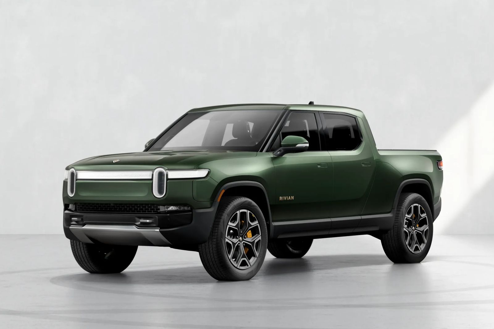 Rivian R1T QuadMotor AWD Large Pack tech specs and prices myEVreview