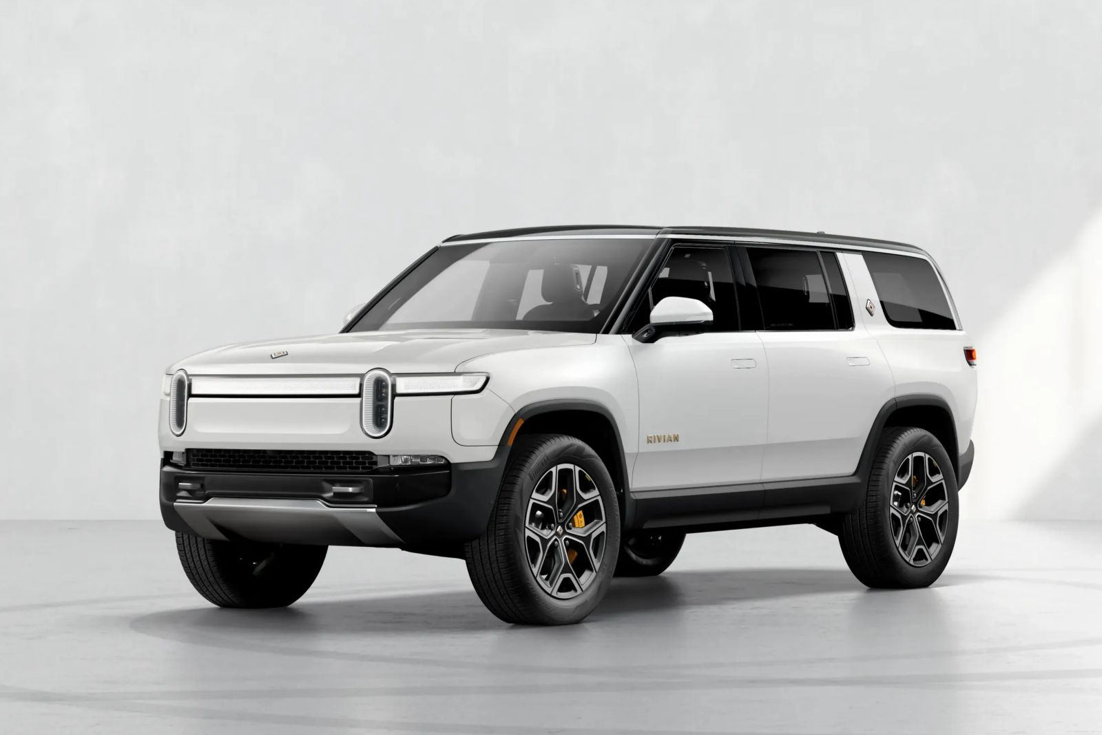 Rivian R1S QuadMotor AWD Large Pack tech specs and prices myEVreview