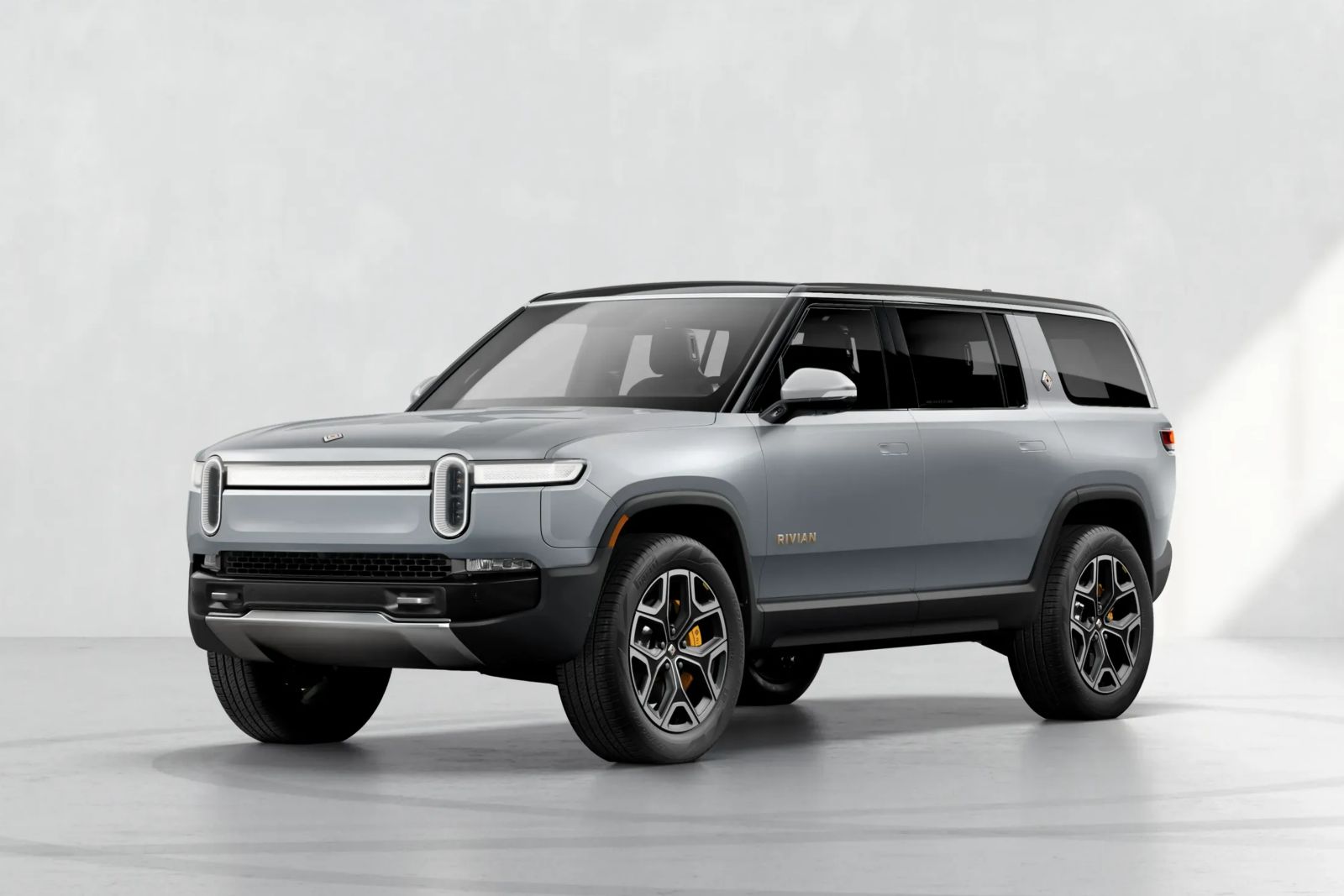 Rivian R1S DualMotor AWD Standard Pack tech specs and prices
