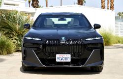 BMW i7 - front