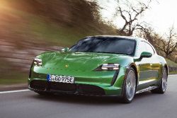 Porsche Taycan Cross Turismo - Mamba Green Metallic drivin
