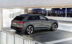 Audi Q8 e-tron - side