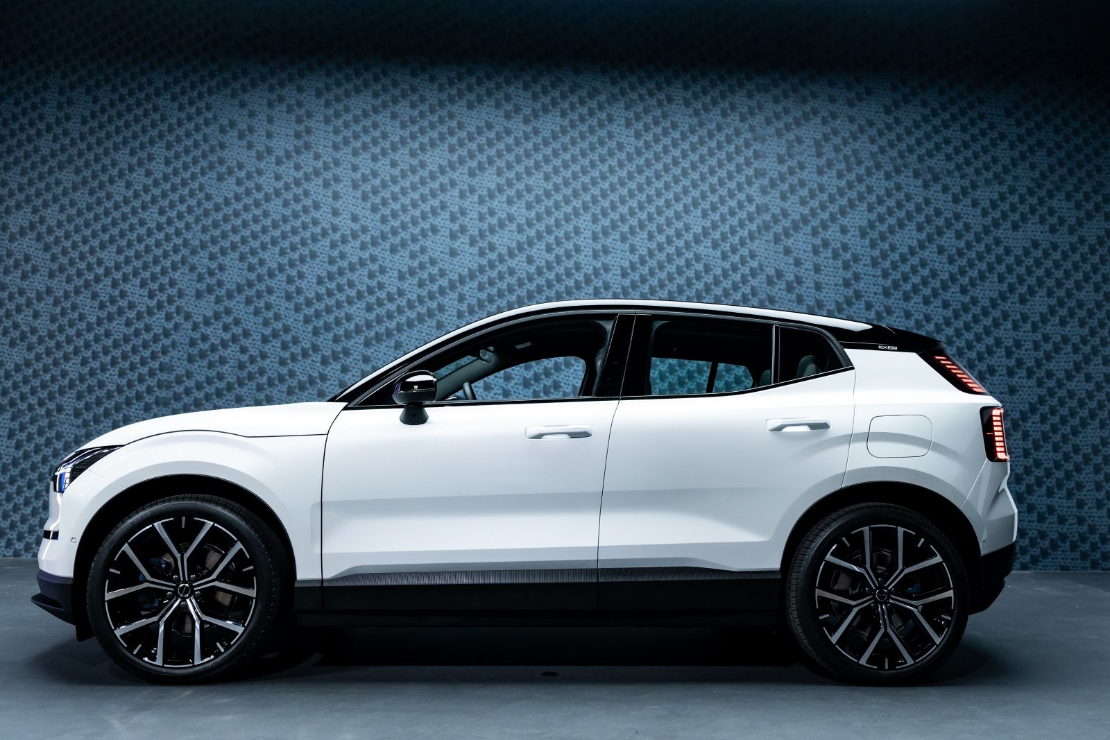 Volvo EX30 Single Motor Extended Range - tech specs and prices | myEVreview