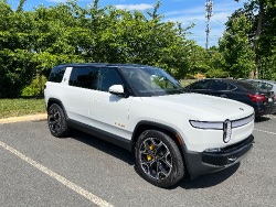 Rivian R1S - 3/4 Front Profile View