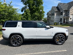 Rivian R1S - Side View